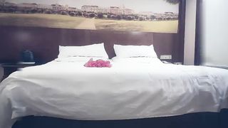 【69堂免费视频】黄衣短裤外围萌妹 穿上红色透视装69姿势口交 抬腿侧入人肉打桩机 后入抱起来猛操