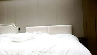 【69堂免费视频】极品尤物外围美女，笑起来甜美，坚挺奶子，扒下内舔骚逼，骑乘位猛插穴