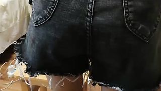 【69堂免费视频】粉色背心贫乳气质美女和炮友激情啪啪，大长腿脱下牛仔短裤摸逼