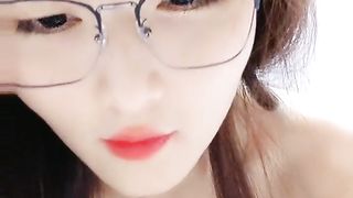 【69堂免费视频】闷骚的颜值小骚货约啪附近大哥，人美又骚深喉大鸡巴