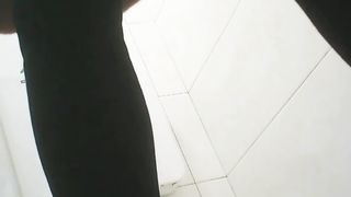 【69堂免费视频】【厕拍精品】年轻美女们上厕所，身材都很不错，粉嫩小穴喷尿很有力