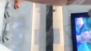 【69堂免费视频】大神就吃窝边草，草了亲妈又操亲姐