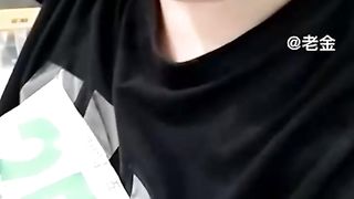 【69堂免费视频】趁老爸不在家性侵在睡觉的妈妈，强插了妈妈的老逼，母子对白极其淫荡