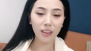 【69堂免费视频】抓屌吸吮舔蛋，主动骑乘位套弄，张开双腿猛操射肚子上