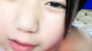 【69堂免费视频】超极品清纯小萝莉，全程露脸尿尿给狼友看，把逼逼和道具洗干净口交小哥的大鸡巴，让小哥舔逼道具抽插好骚啊