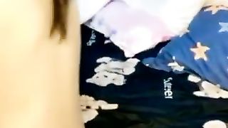 【69堂免费视频】长相甜美清纯萝莉萌妹首次和炮友居家啪啪秀，穿上棉袜吸奶扣逼调情，按着双腿进出抽插，上位骑乘猛操，让妹子自己动