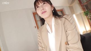 【69堂免费视频】结合了外观、优雅和色情。苗条锥形 G 罩杯现役总裁秘书 AV 首次亮相