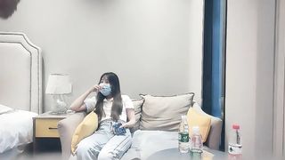 【69堂免费视频】凌晨两点场 18岁外围 学生妹兼职 防疫意识真是强 做爱时候戴口罩 极品少女胴体诱人