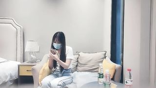 【69堂免费视频】凌晨两点场 18岁外围 学生妹兼职 防疫意识真是强 做爱时候戴口罩 极品少女胴体诱人