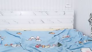 【69堂免费视频】混血小美女激情3P，一个拍一个干全程露脸黑丝情趣身材不错