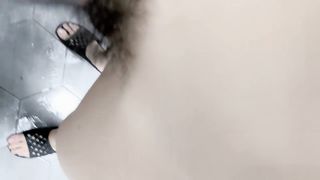 【69堂免费视频】良家眼镜极品骚女，骚货一看就很饥渴，吸吮大屌很享受，从沙发干到床上