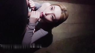 【69堂免费视频】露脸性爱私拍_晚上在小区做爱有点怕怕的最后内射还滴在地板上