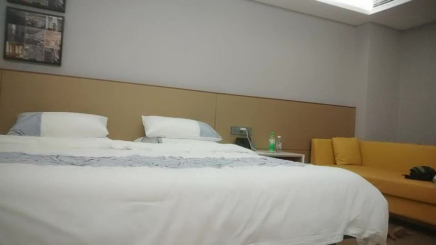 【69堂免费视频】齐逼牛仔短裤黑丝骚女，舔屌足交一脸享受，脱下黑丝掰穴扣弄，操到高潮出水又干了好厉害