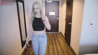 【69堂免费视频】华裔小伙干洋妞_长得像芭比娃娃的少妇熟练毒龙，太反差了