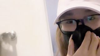 【69堂免费视频】健身小骚货，白天健身房勾搭，厕所吃屌，晚上勾搭英语老师，巨屌舔弄，第一视角后入美臀