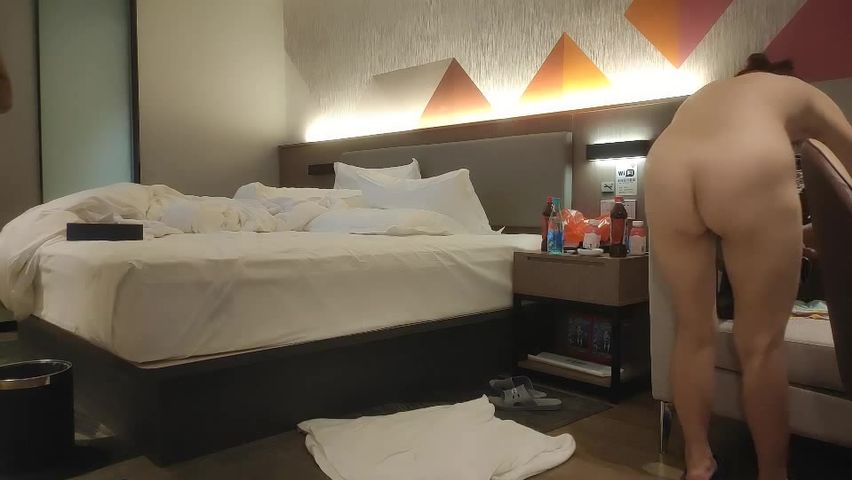 【69堂免费视频】深夜大战风骚轻熟女 ，扭动大屁股一顿蹭 ，手指阴唇阴蒂 ，开档黑丝正入抽插猛操