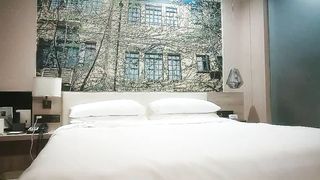 【69堂免费视频】花臂纹身外围小姐姐 撩下内衣吸吮奶子 镜头前舌吻揉穴调情 主动骑乘套弄 扶腰后入打桩