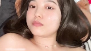 【69堂免费视频】大眼萌妹被男友给拍下来发到网上