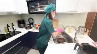 【69堂免费视频】女医生下班回到家还知道洗碗，趁小女友洗碗毫无防备走到背后脱下小胖次后入抽插小嫩穴