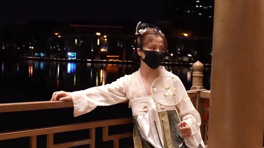 【69堂免费视频】樱花小猫_古风少女户外漏出骚穴，想要被大肉棒后入