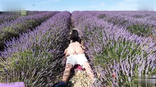 【69堂免费视频】为求刺激蓝天白云来到郊外和大鸡吧男友野战_被操边驱赶蚊虫还要不时观察着来人_上位打桩无套内射白虎