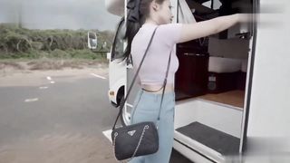 【69堂免费视频】漂亮美女吃鸡啪啪_身材超棒_前凸后翘_奶大屁屁大_大白天在野外房车上被黑祖宗无套输出