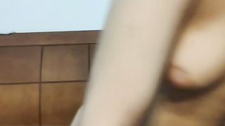 【69堂免费视频】年轻的清纯学妹露脸被渣男玩弄，各种体位爆草抽插，骑在脖子上草嘴，乖巧听话还让小哥射嘴里吞精，尿尿刺激