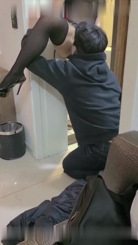 【69堂免费视频】高跟骚货人妻母狗，约炮大学生小学弟_老公在一边拍摄，被小弟弟抬起黑丝美腿甜小穴_爽的不要不要的