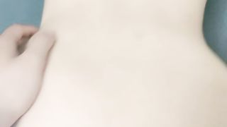 【69堂免费视频】，娇小身材炮友操逼，舔奶一顿揉，按住双腿，爆操无毛骚穴，从下往上特写视角