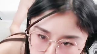 【69堂免费视频】旗袍眼镜御姐化身老师教你操逼，一线天馒头B_后入骚穴一顿怼