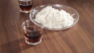 【69堂免费视频】和母亲在父母家度过的乱伦日子，全家人都离开了巢穴。_平岡里枝子_1