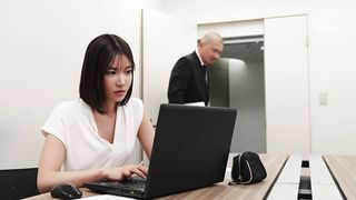 【69堂免费视频】当我带着可爱又性感的小白领回到酒店时……我遭到了一个超越自己极限的“无与伦比的女人”的攻击。_楓カレン_1