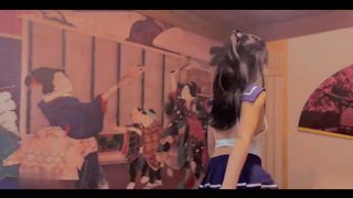 【69堂免费视频】“哥哥你快出去！”发现水手服coser继妹在卧室里自慰忍不住对她抚慰