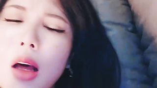 【69堂免费视频】丁字裤美腿黑丝，假屌各种姿势抽插，手指插入猛扣