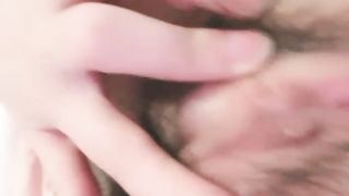 【69堂免费视频】双马尾新人美少女！脸上红扑扑的！嘴比较小吃不了大JB，撩起衣服贫乳，多毛嫩穴尿尿超粉嫩