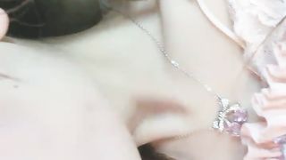 【69堂免费视频】双马尾新人美少女！脸上红扑扑的！嘴比较小吃不了大JB，撩起衣服贫乳，多毛嫩穴尿尿超粉嫩