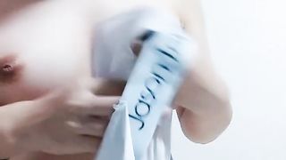 【69堂免费视频】这年轻的小妹原来是个小奶妈，镜头前发骚揉奶玩逼，特写展示给狼友看，奶子好性感自己躺着就流奶水真想舔她