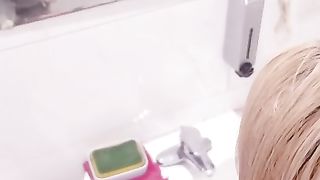 【69堂免费视频】露脸性爱私拍_吃完晚餐还想吃鸡巴就到厕所解决了应该没让朋友等太久