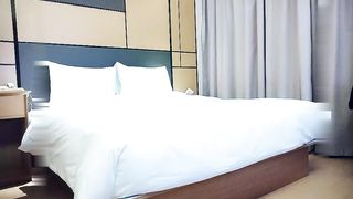 【69堂免费视频】颜值不错牛仔裤少妇，互摸舔弄调情弄了半天没硬起来