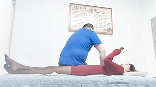 【69堂免费视频】勾搭盲人按摩男技师，包臀裙黑丝袜，掏出奶子揉捏，还吸了吸，解开裤子撸，技师想要插入