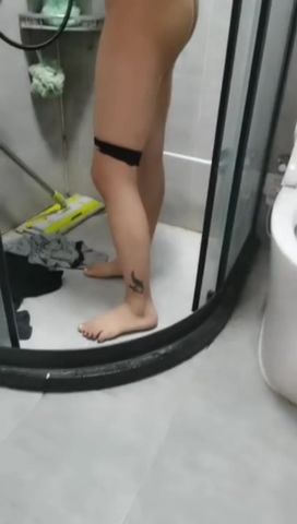 【69堂免费视频】姐儿为了直播真心的拼啊，玩点击就算了，还喝尿？