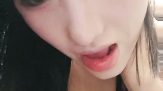 【69堂免费视频】❤❤光头大叔最近约的小姐姐3，_掏出奶子又吸又捏，扣穴舔骚逼，搞的妹妹好想要，骑上来自己动