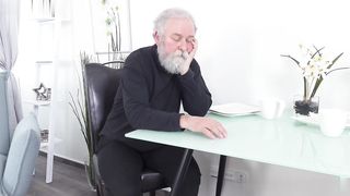 【69堂免费视频】在厨房里乱搞 Hsbbys 朋友