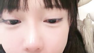 【69堂免费视频】双马尾网红女神，酒店约炮随意玩，半脱内裤扣骚穴，搞的小穴好湿，特写舔屌骑乘位，美臀上下套弄