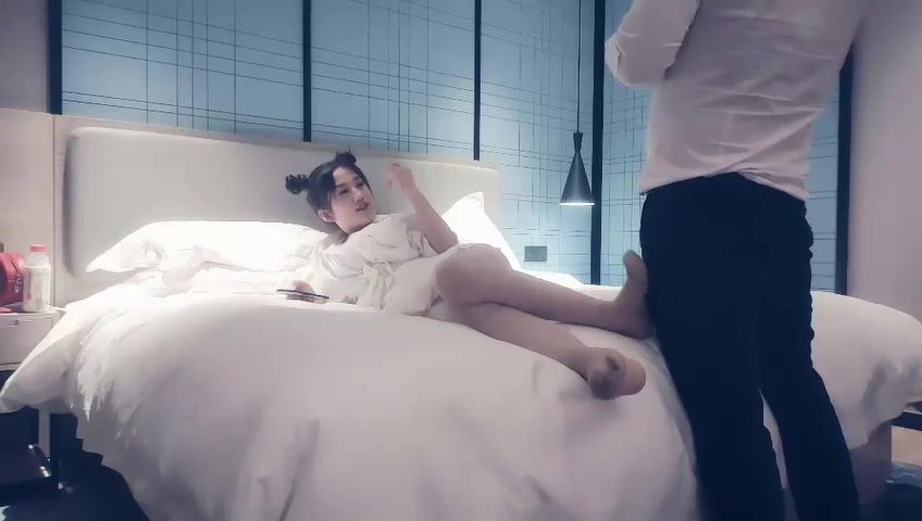 【69堂免费视频】一男三女淫乱大战 三女一起上边口交边模奶