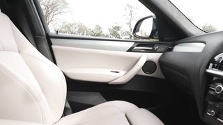 【69堂免费视频】中国留学生第一次和白人约会就被疯狂车震