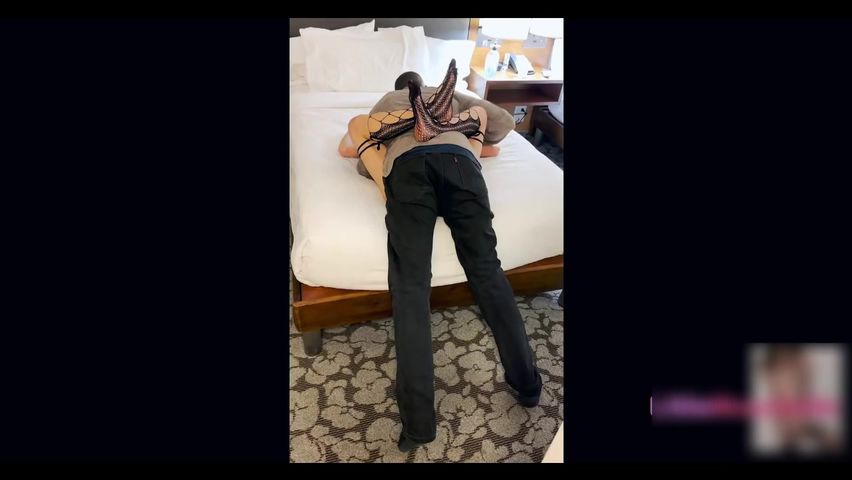 【69堂午夜视频】我让我戴绿帽子的男朋友看着我被鸡巴击倒