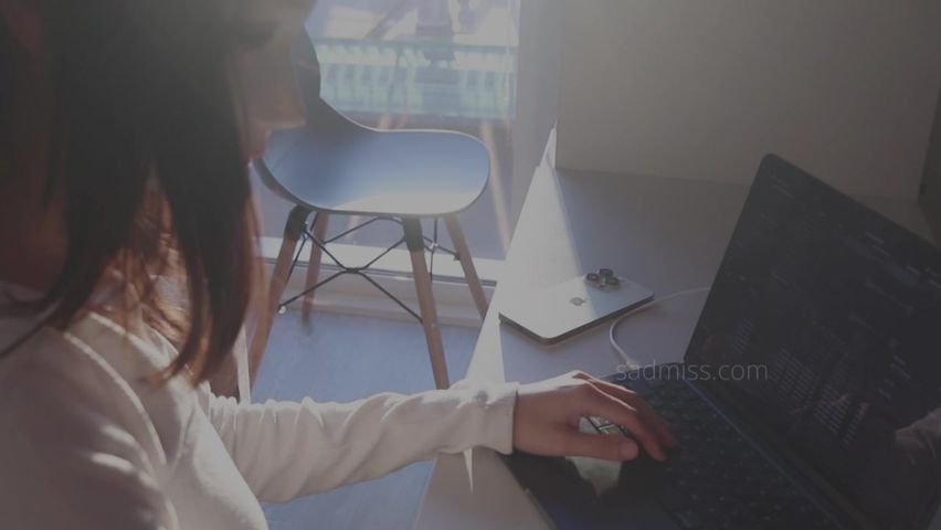 【69堂午夜视频】女友工作的时候真的想让人爆操