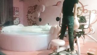 【69堂午夜视频】经典Hello.Kitty情趣房，八爪椅上干苗条小姐姐，粉红诱惑情趣酒店别有一番风味