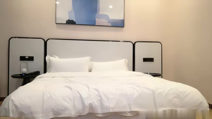 【69堂午夜视频】镜头特写深喉口交，扶着小腰后入抽插猛操，骑乘打桩操的妹子受不了